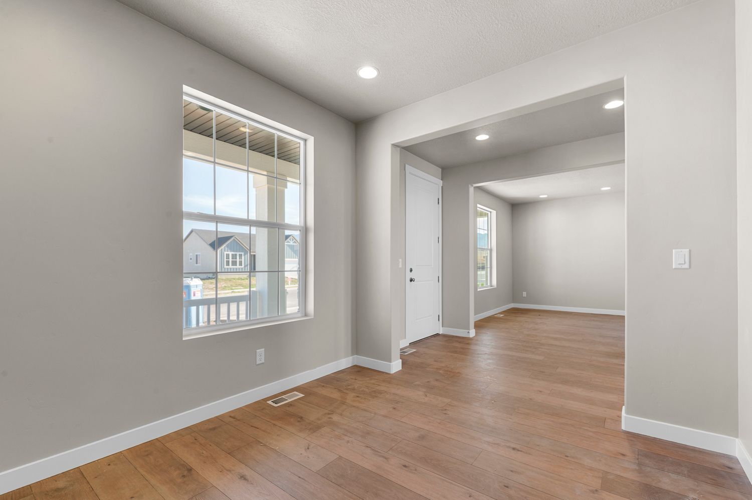 566 W Coyote Ridge Rd (3000 Traditional)