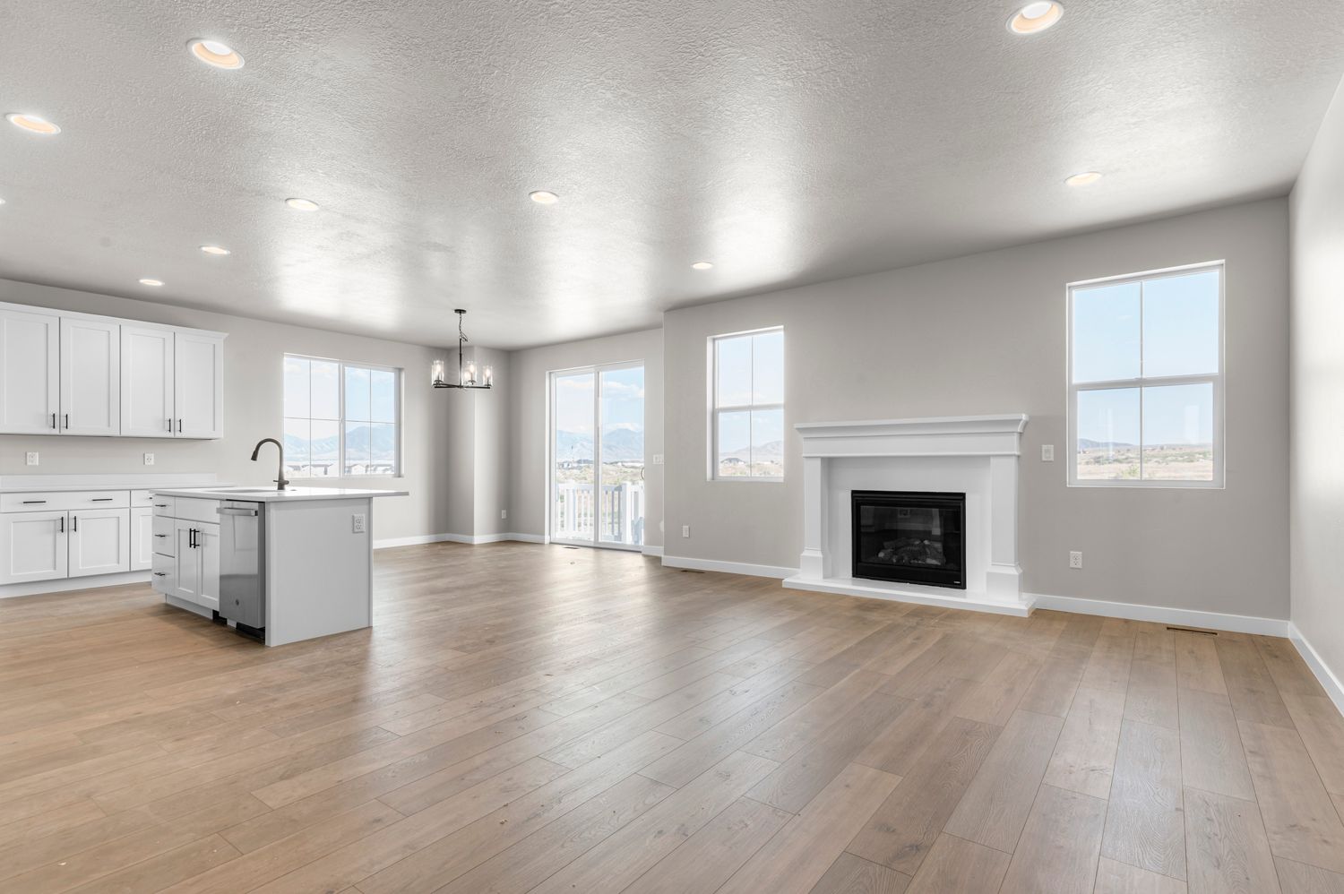 575 W Coyote Ridge Rd (2000 Farmhouse)