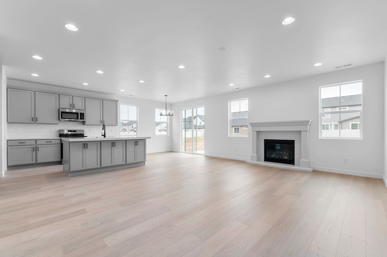 1869 S 2425 W (2300 Farmhouse Select)