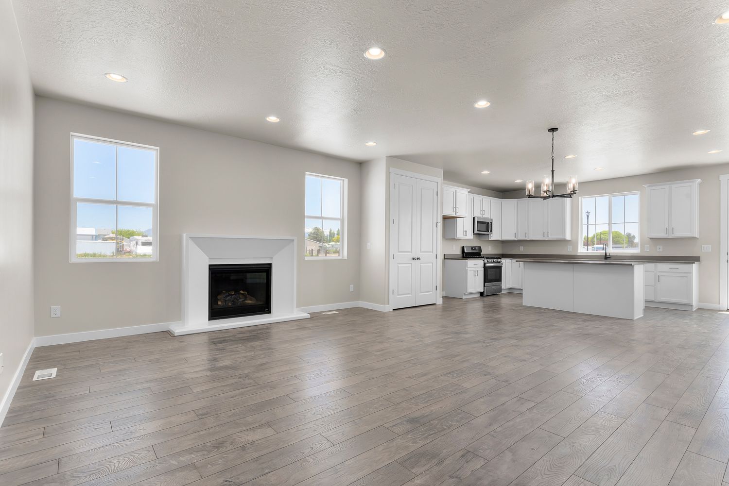 2200 Farmhouse