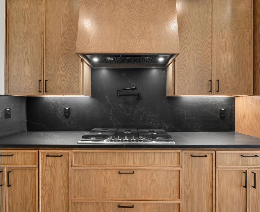 Kitchen, with Quartz Countertop and backsplas, 5 burner gas cooktop