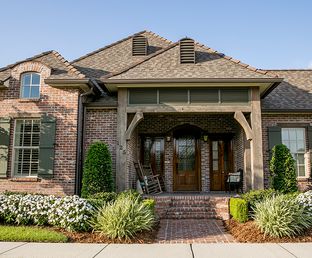 Acadia Plantation por Jon Rutter Builders en Houma Louisiana