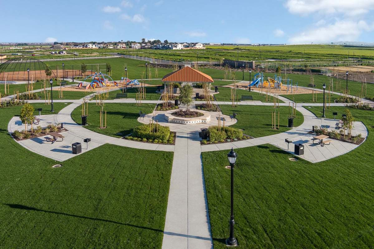 1-minute walk to Evelyn Costa Park