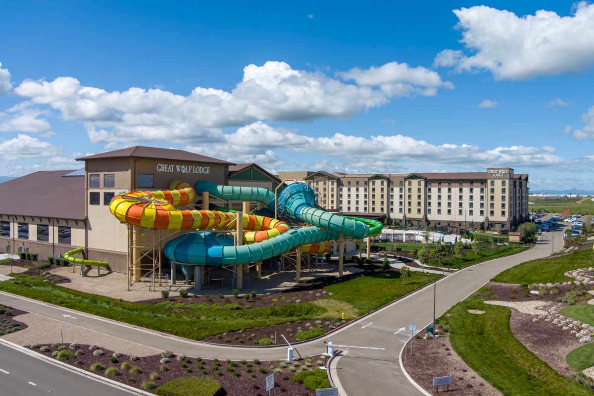 5-minute drive to Great Wolf Lodge® for family entertainment