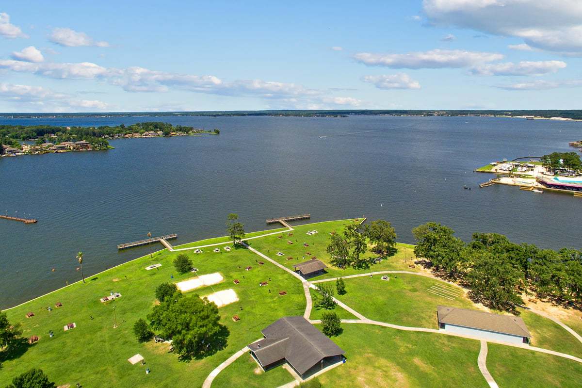 30-minute drive to Lake Conroe
