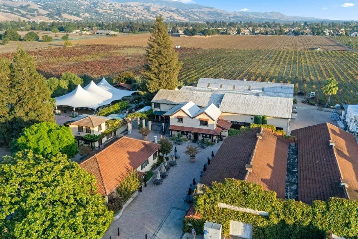 Close to award-winning Guglielmo Winery