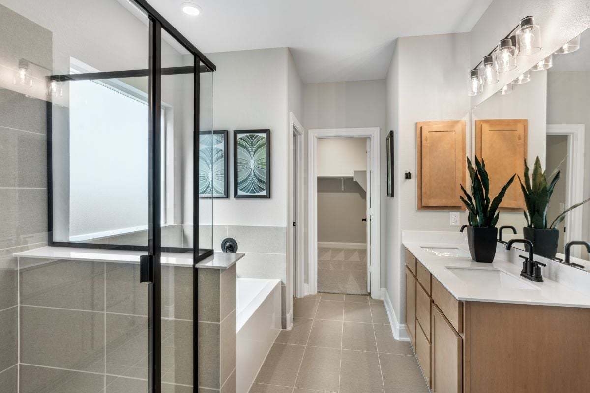 Plan 2527 Modeled - Primary bath