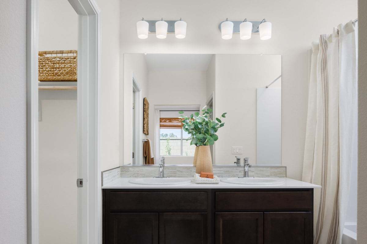 Plan 1562 Modeled - Primary bath
