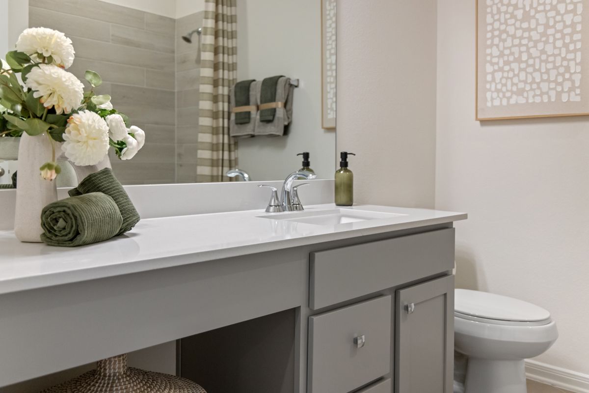 Plan 1676 Modeled - Secondary bath