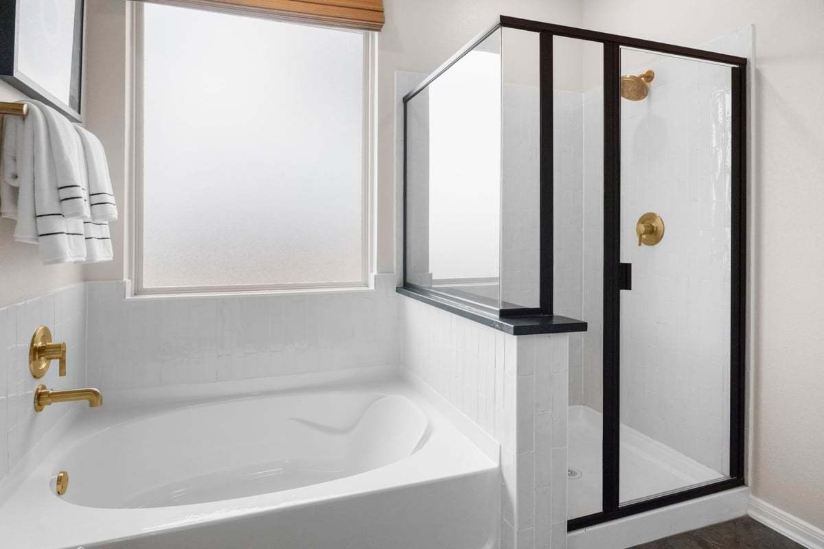 Plan 2343 Modeled - Primary bath