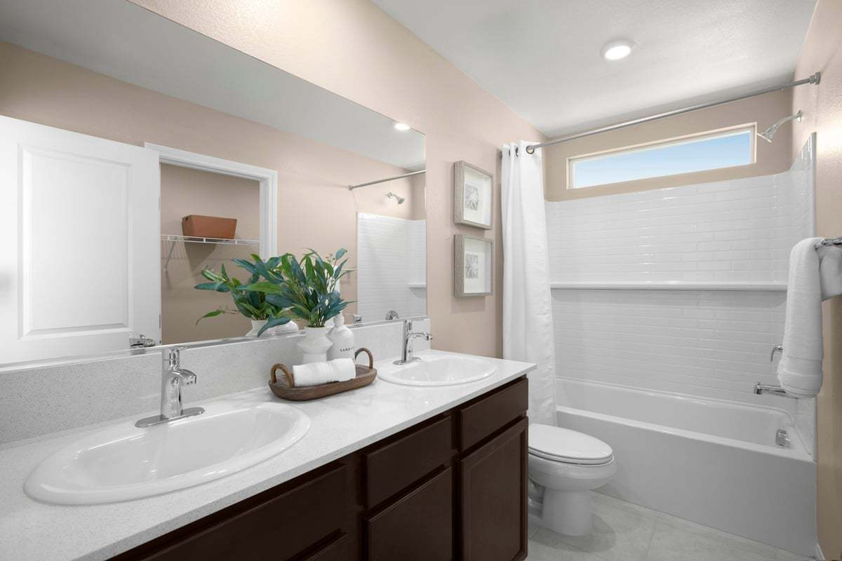 Plan 1353 Modeled - Primary bath