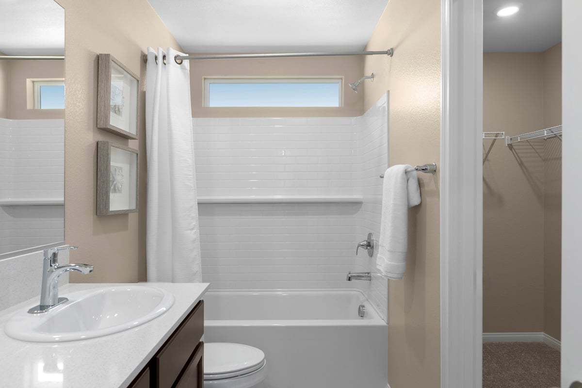 Plan 1353 Modeled - Primary bath