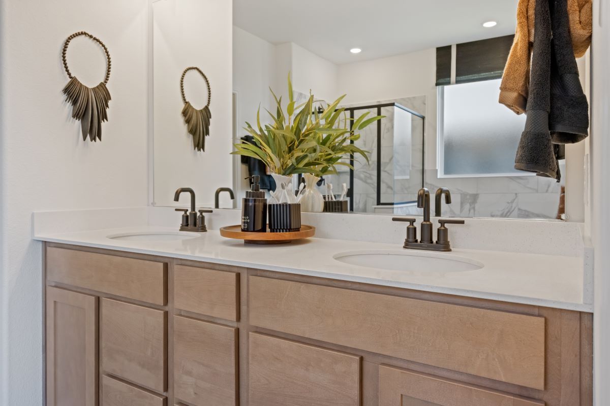 Plan 3147 Modeled - Dual-sink vanity at primary bath