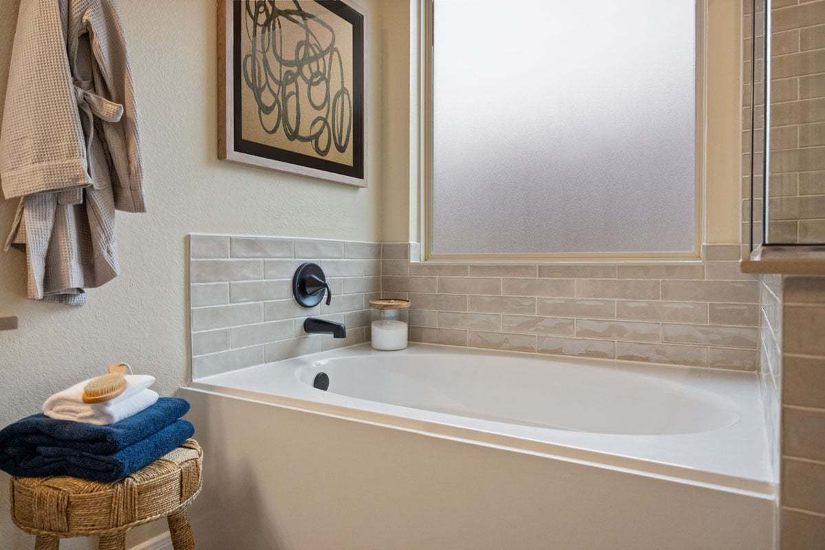 Tub with tile surround at primary bath