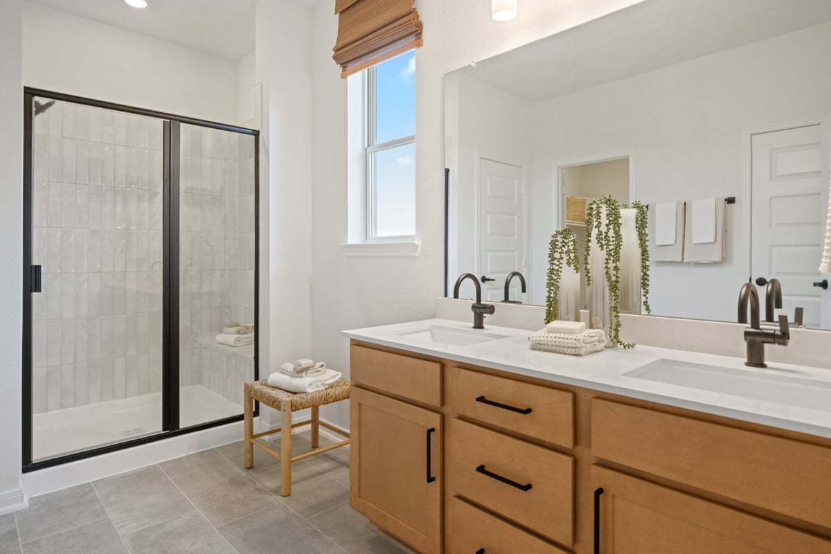 Dual-sink vanity at primary bath
