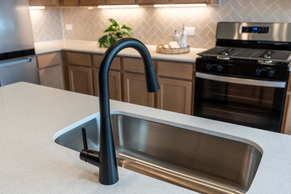 Single-basin kitchen sink