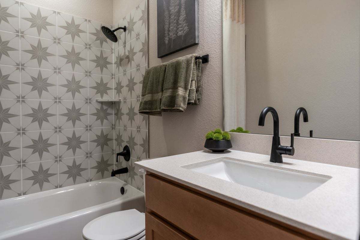 Tile surround at secondary bath