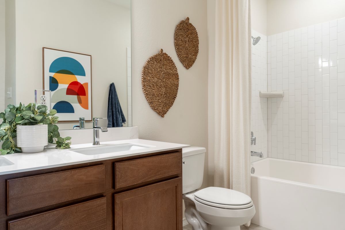 Plan 1477 Modeled - Tub/shower combination at primary bath