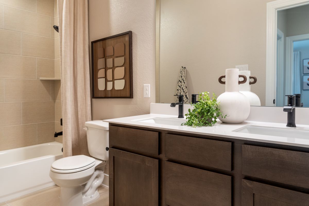 Plan 2880 - Dual-sink vanity at bath 2