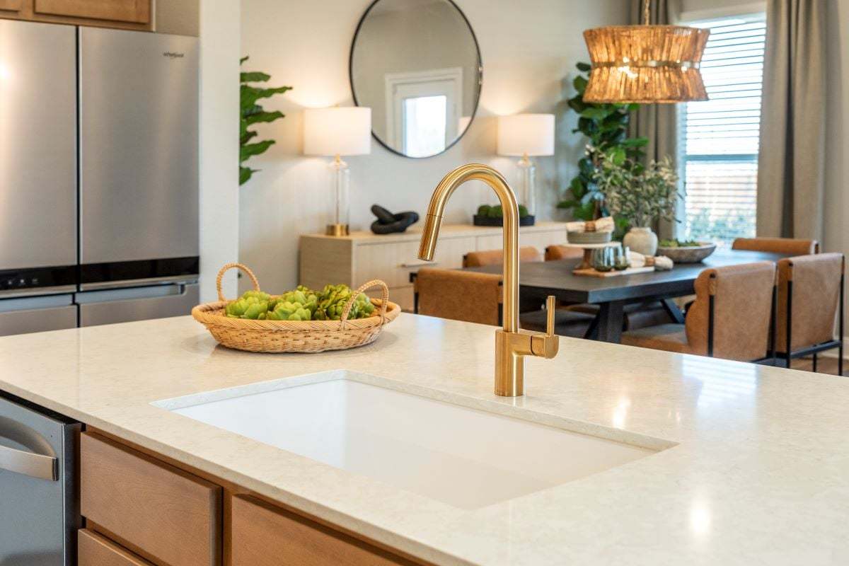 Single-basin kitchen sink
