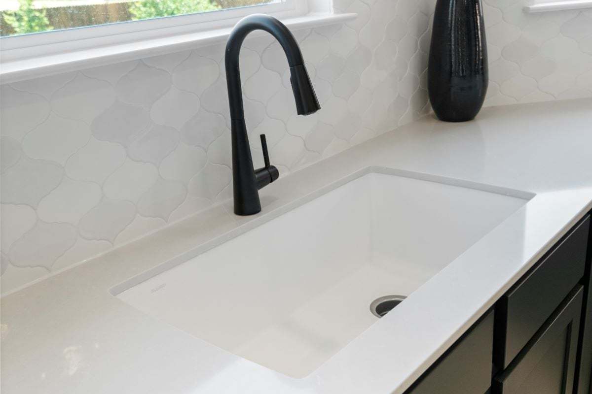 Single-basin kitchen sink
