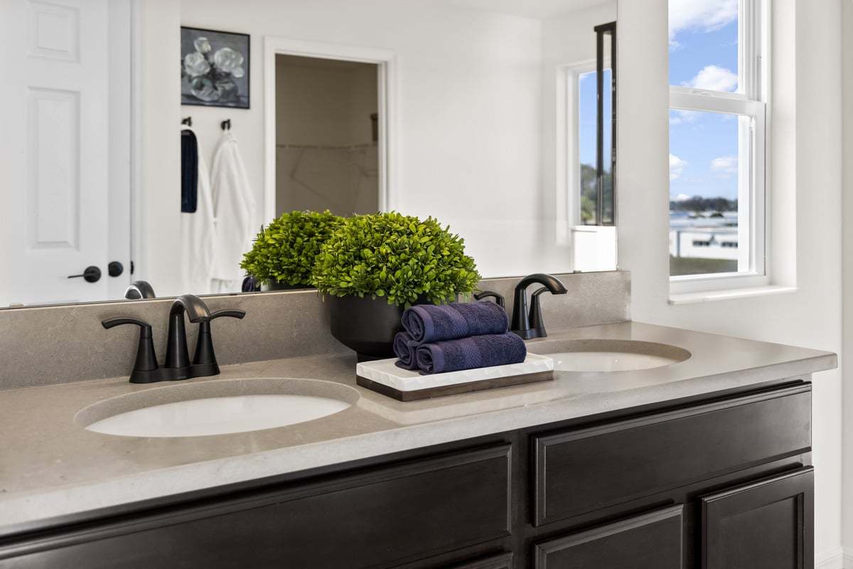 Dual-sink vanity at primary bath
