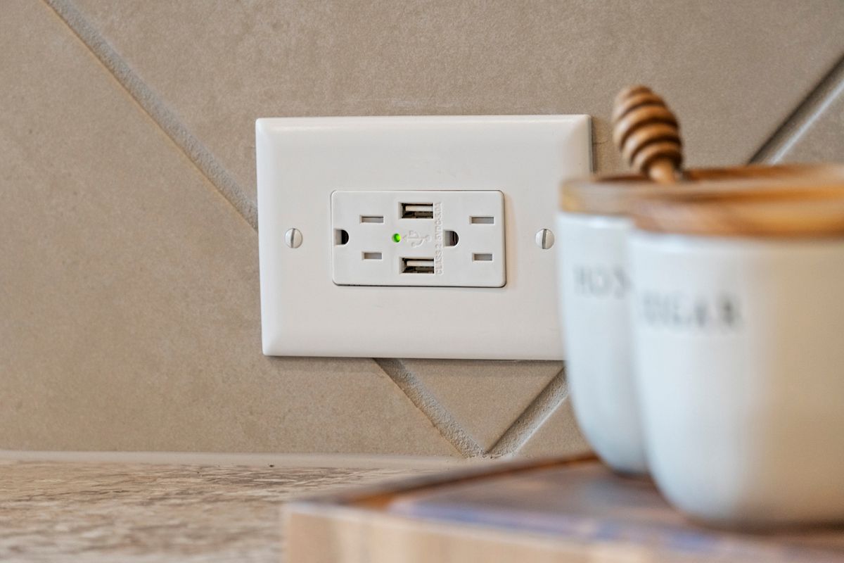 Plan 1769 Modeled - Kitchen USB charging receptacle