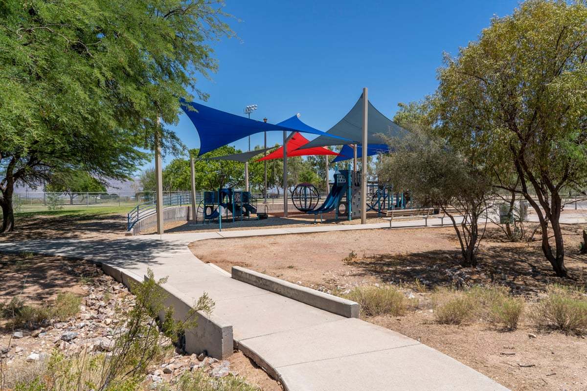 Convenient to Lincoln Regional Park