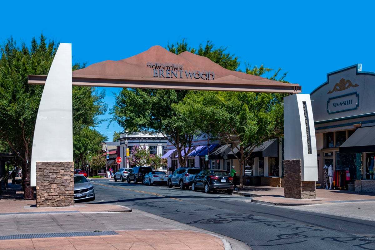 10 minutes to downtown Brentwood for shopping, dining and entertainment