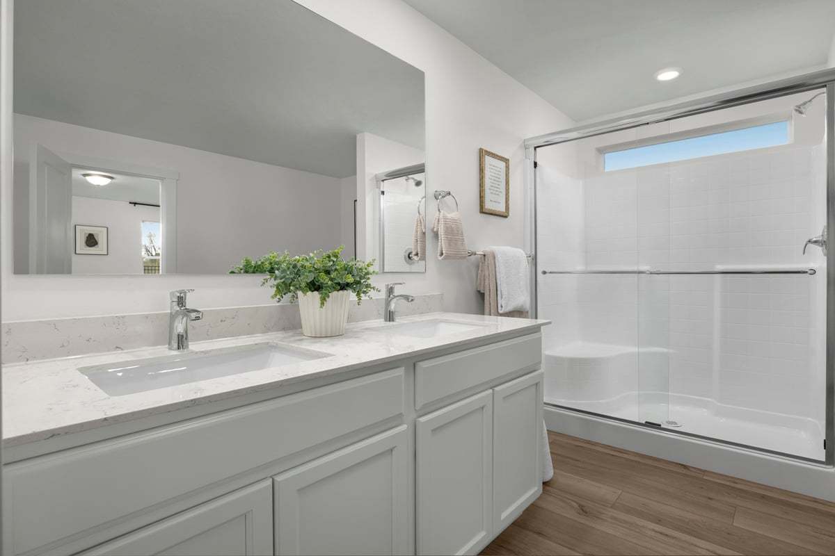 Dual-sink vanity at primary bath