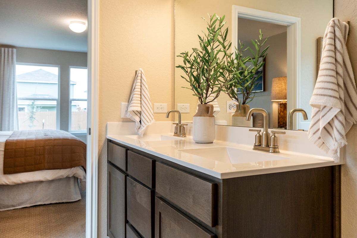 Plan 2702 - Dual-sink vanity at primary bath