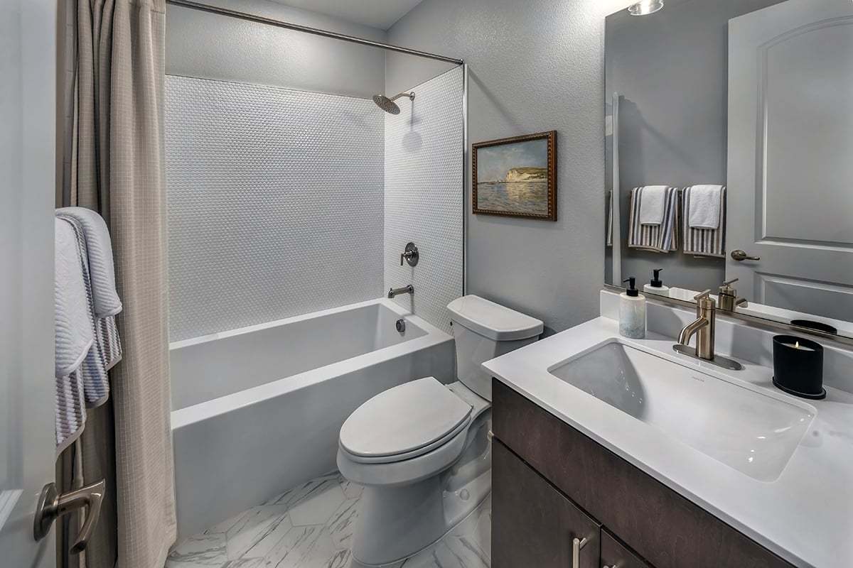 Plan 1994 Modeled - Bath 3