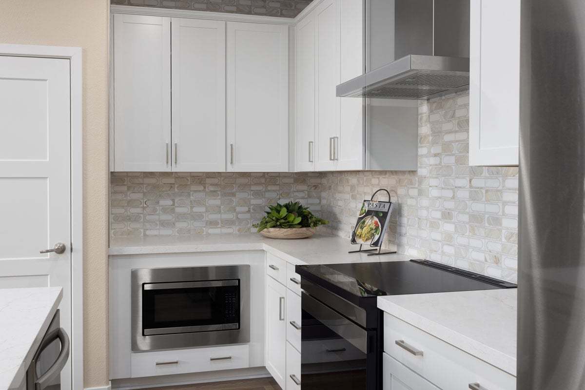Plan 1672 Modeled - Wall-mounted hood and slide-in range