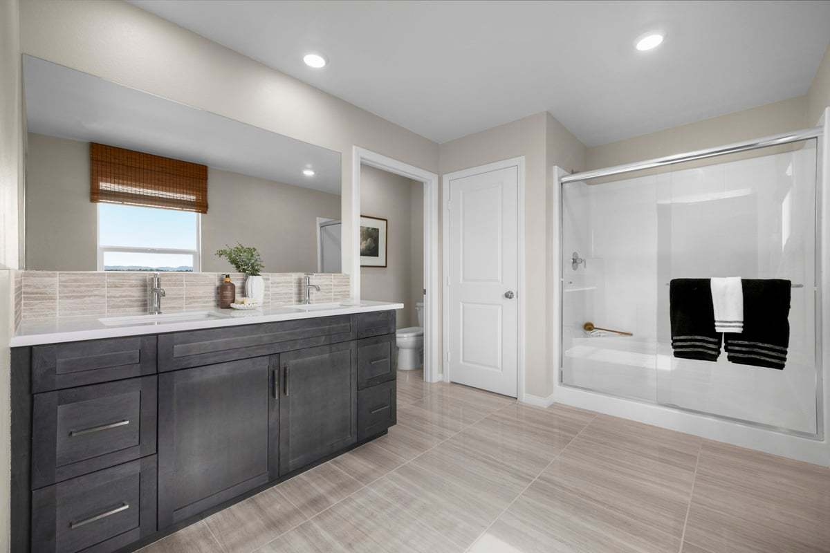 Plan 2534 Modeled - Optional linen closet and walk-in shower at primary bath