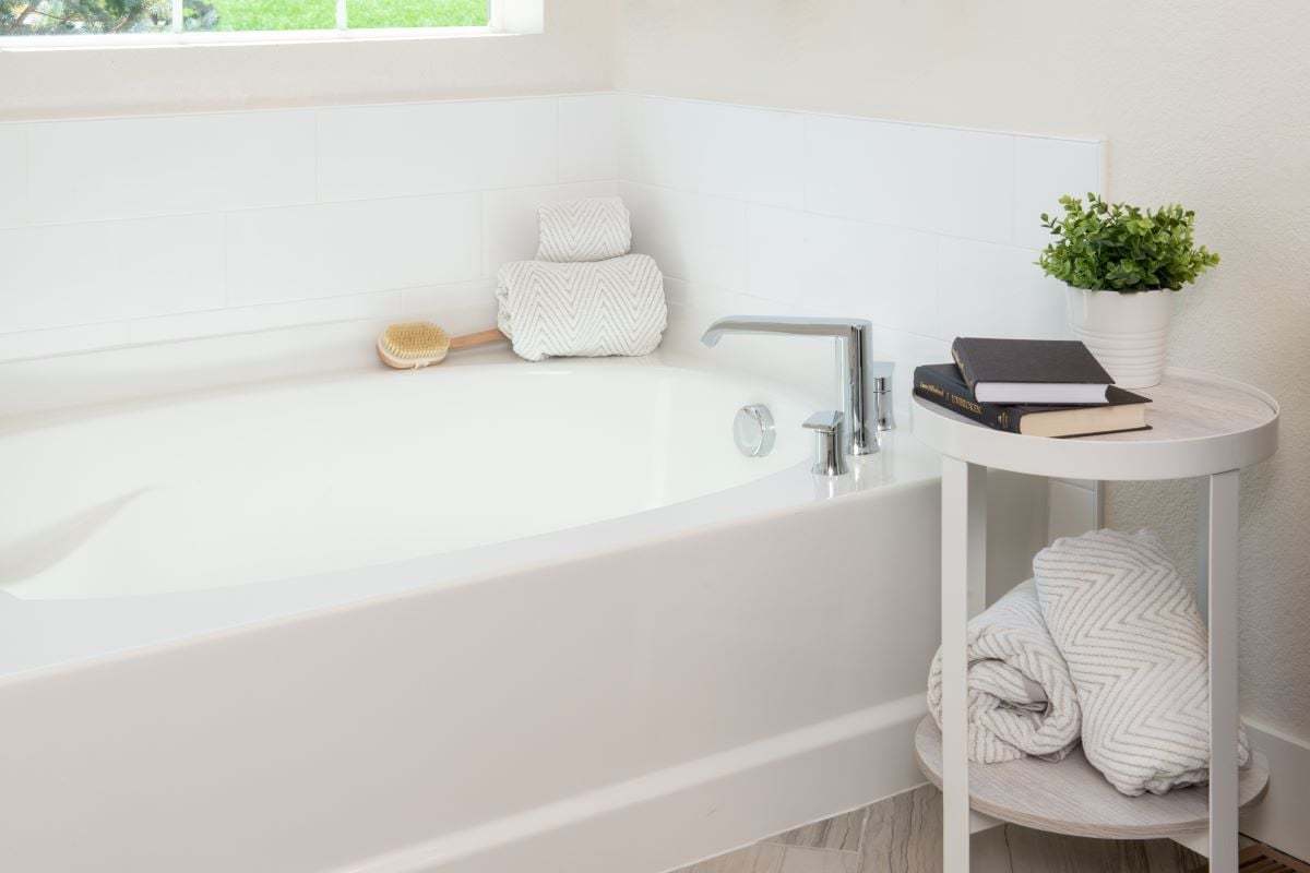 Plan 1934 Modeled - Soaking tub with tile surround