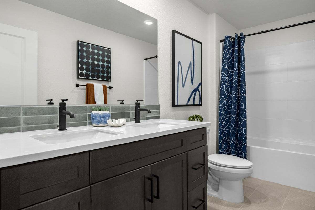 Plan 2543 Modeled - Optional dual-sink vanity at bath 2