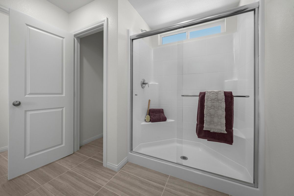 Plan 2076 Modeled - Walk-in shower at primary bath