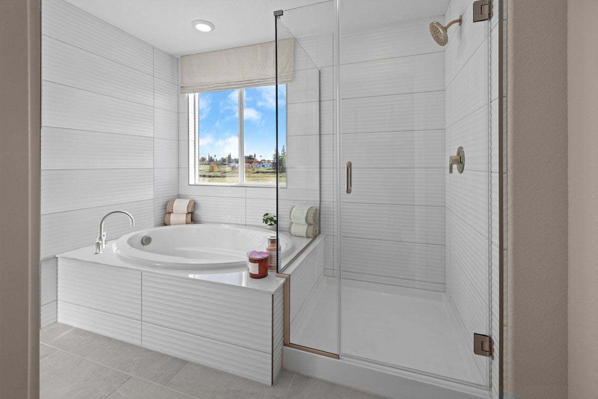 Plan 2374 Modeled - Soaker tub at primary bath