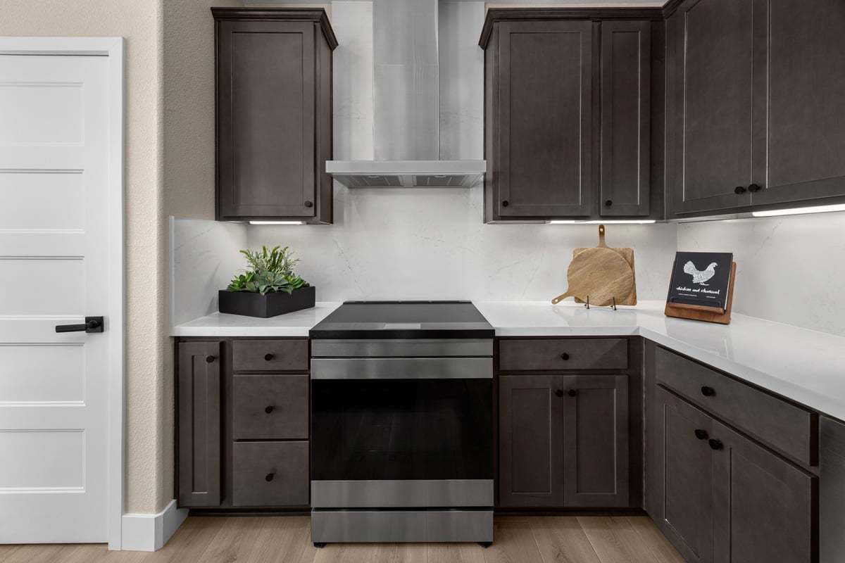 Plan 1719 Modeled - Wall-mounted hood and slide-in range