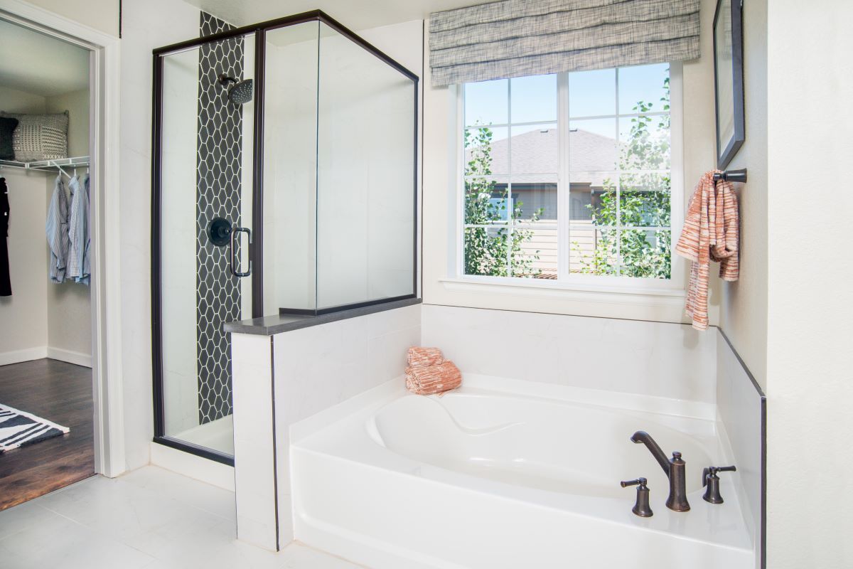 Plan 2392 - Bathtub and shower