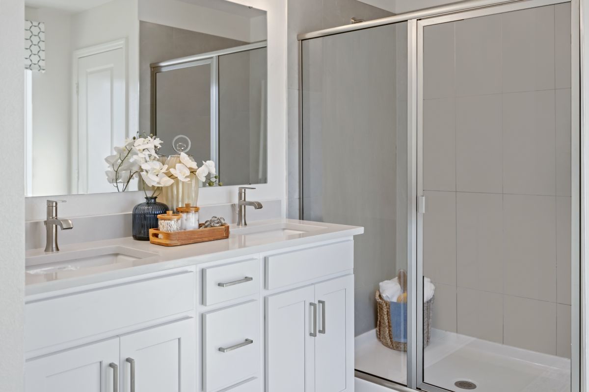 Plan 1989 Modeled - Walk-in shower at primary bath
