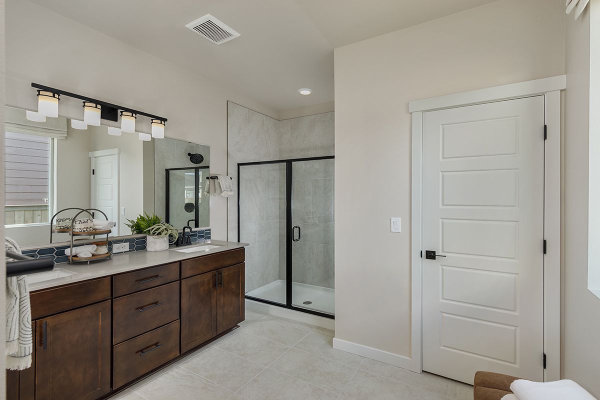 Plan 1990 - Dual-sink vanity in primary bath