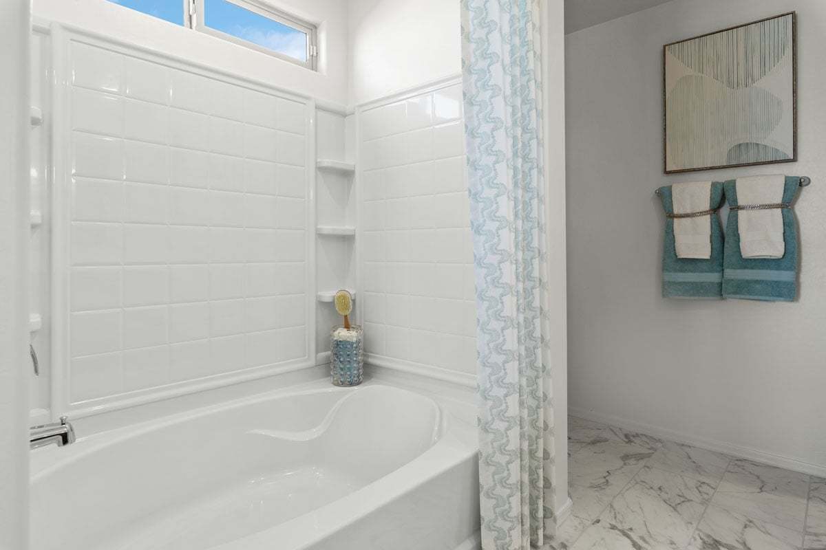 Plan 1573 Modeled - Garden tub at primary bath