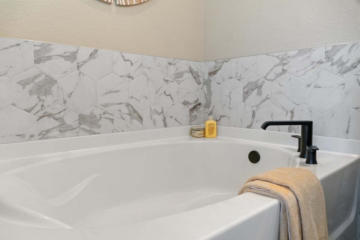 Plan 2003 Modeled - Garden tub at primary bath