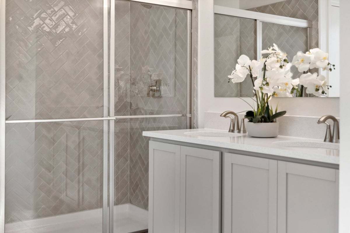 Plan 1989 Modeled - Walk-in shower at primary bath