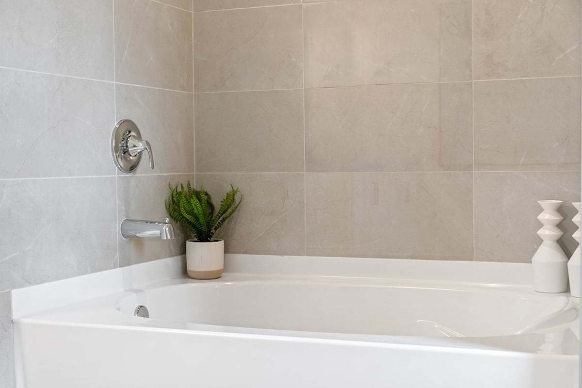 Plan 2566 Modeled - Tub with tile surround at primary bath