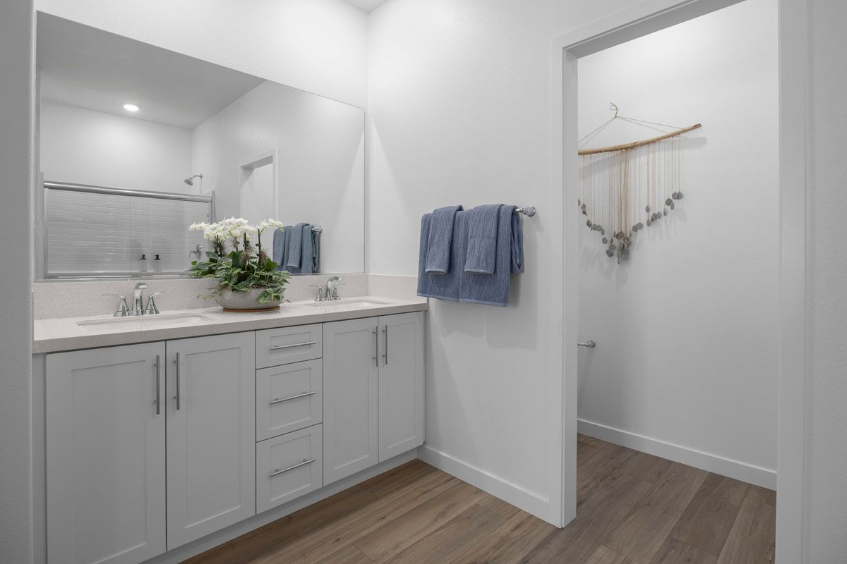 Plan 1987 Modeled - Dual-sink vanity at primary bath