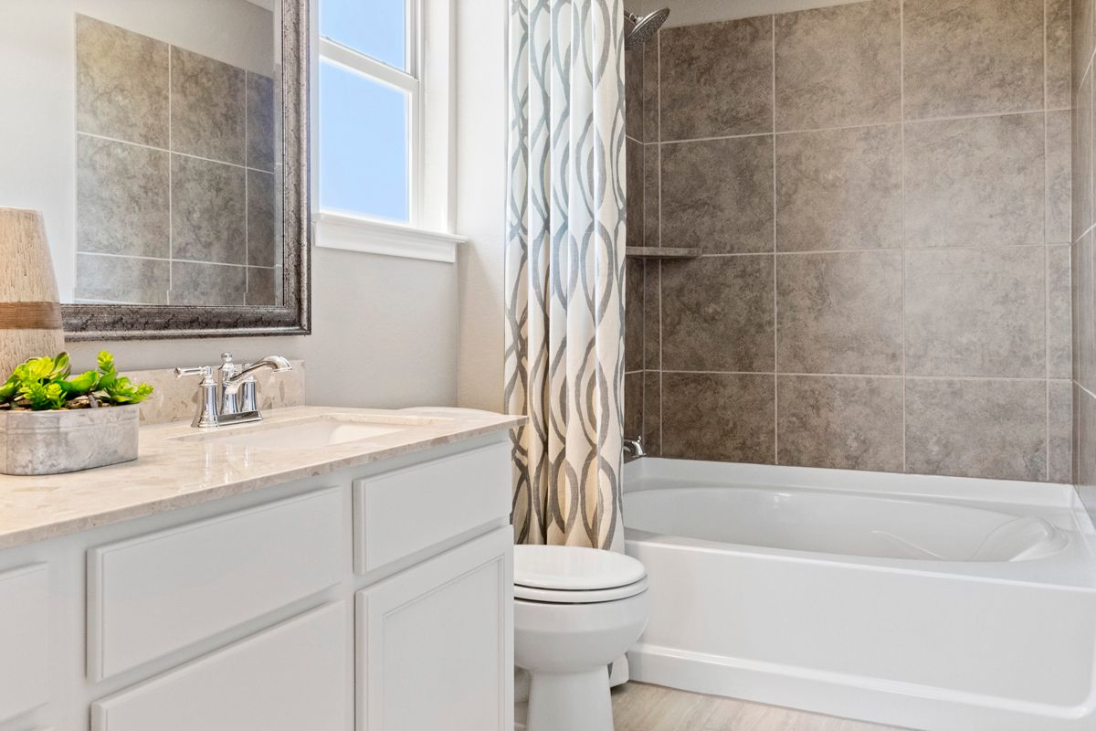 Plan 2245 - Tub with tile surround at primary bath