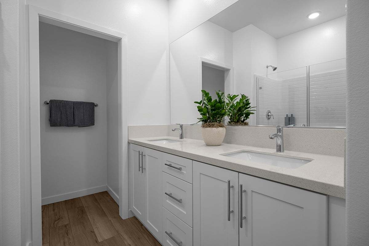Plan 1529 Modeled - Dual-sink vanity at primary bath