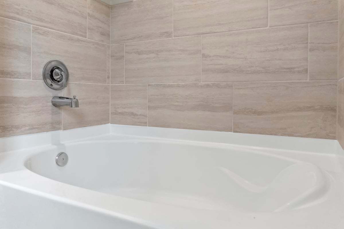 Plan 1360 - Bathtub with tile surround